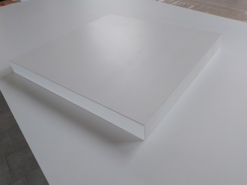 Ripiani e mensole semplici in laminato bianco